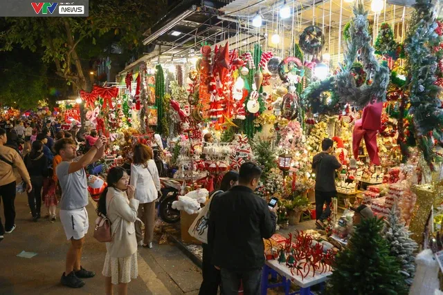 Phố Hàng Mã lung linh sắc màu trước dịp lễ Noel - Ảnh 2. Phố Hàng Mã lung linh sắc màu trước dịp lễ Noel - Ảnh 2.