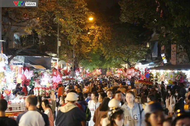 Phố Hàng Mã lung linh sắc màu trước dịp lễ Noel - Ảnh 1. Phố Hàng Mã lung linh sắc màu trước dịp lễ Noel - Ảnh 1.