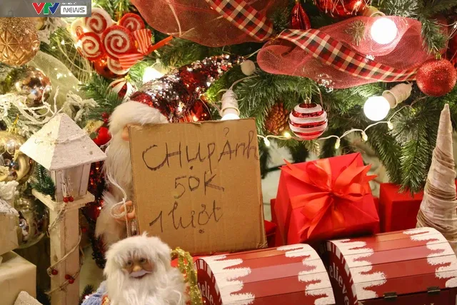 Phố Hàng Mã lung linh sắc màu trước dịp lễ Noel - Ảnh 9. Phố Hàng Mã lung linh sắc màu trước dịp lễ Noel - Ảnh 9.