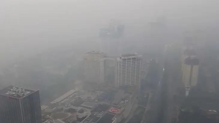 Hà Nội đang trong những ngày ô nhiễm không khí nặng - Ảnh 3. Hà Nội đang trong những ngày ô nhiễm không khí nặng - Ảnh 3.