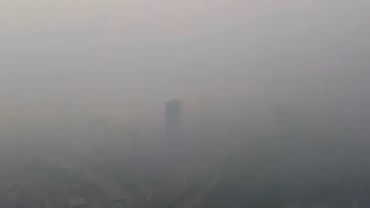 Hà Nội đang trong những ngày ô nhiễm không khí nặng - Ảnh 4. Hà Nội đang trong những ngày ô nhiễm không khí nặng - Ảnh 4.
