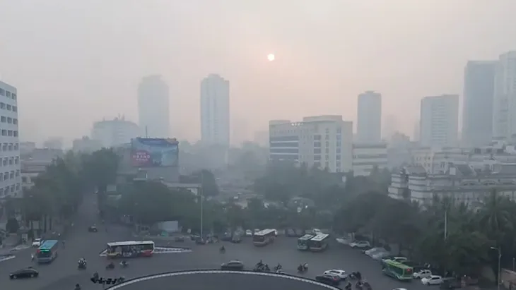 Hà Nội đang trong những ngày ô nhiễm không khí nặng - Ảnh 1. Hà Nội đang trong những ngày ô nhiễm không khí nặng - Ảnh 1.