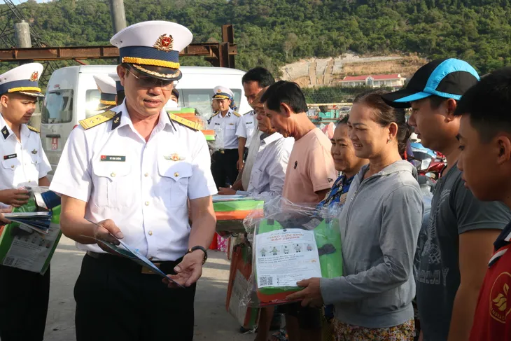 Khám, cấp phát thuốc miễn phí và tặng cờ tổ quốc cho đồng bào ra khơi bám biển - Ảnh 1. Khám, cấp phát thuốc miễn phí và tặng cờ tổ quốc cho đồng bào ra khơi bám biển - Ảnh 1.