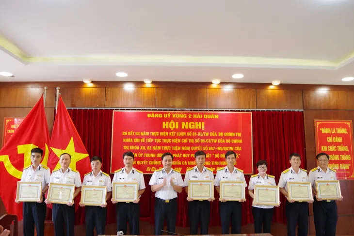 Kiên quyết chống chủ nghĩa cá nhân trong tình hình mới - Ảnh 1. Kiên quyết chống chủ nghĩa cá nhân trong tình hình mới - Ảnh 1.