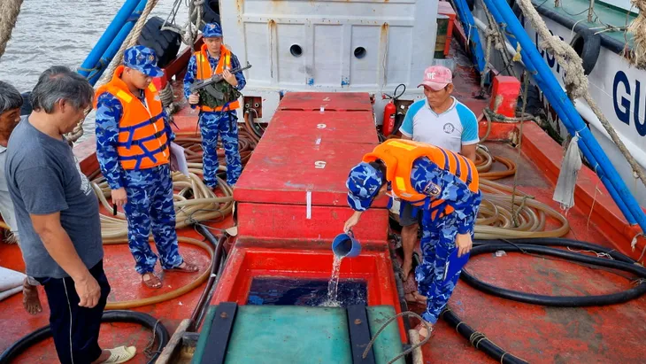 Kiên Giang: Bắt giữ tàu cá vận chuyển 100 nghìn lít dầu DO lậu trên biển - Ảnh 1. Kiên Giang: Bắt giữ tàu cá vận chuyển 100 nghìn lít dầu DO lậu trên biển - Ảnh 1.
