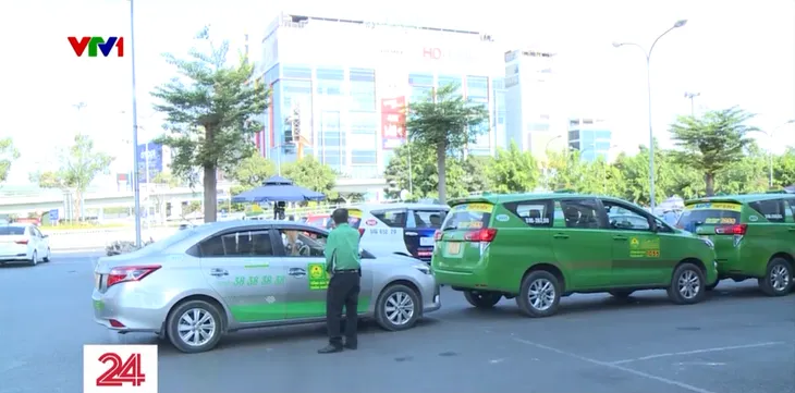 Tăng phí dịch vụ taxi vào sân bay Tân Sơn Nhất, hành khách phải trả thêm nhiều nhất 34.000 đồng - Ảnh 1. Tăng phí dịch vụ taxi vào sân bay Tân Sơn Nhất, hành khách phải trả thêm nhiều nhất 34.000 đồng - Ảnh 1.