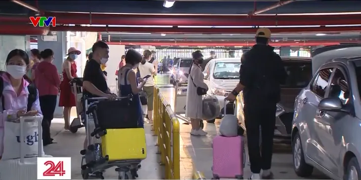 Tăng phí dịch vụ taxi vào sân bay Tân Sơn Nhất, hành khách phải trả thêm nhiều nhất 34.000 đồng - Ảnh 2. Tăng phí dịch vụ taxi vào sân bay Tân Sơn Nhất, hành khách phải trả thêm nhiều nhất 34.000 đồng - Ảnh 2.