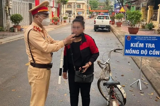 Xử phạt người phụ nữ đi xe đạp vi phạm nồng độ cồn - Ảnh 1. Xử phạt người phụ nữ đi xe đạp vi phạm nồng độ cồn - Ảnh 1.