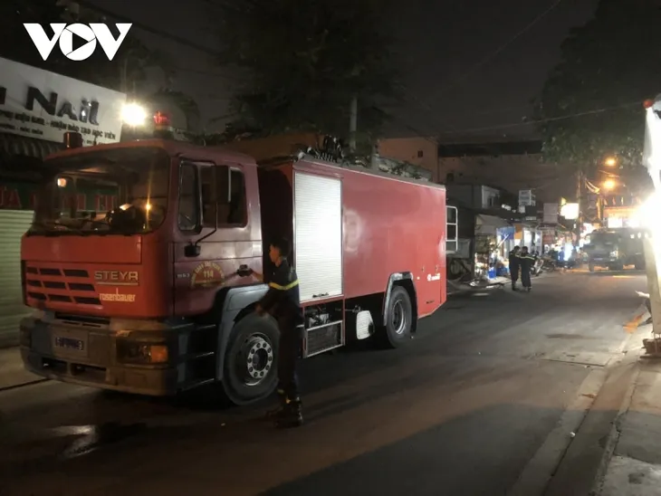 Cháy lớn xưởng gỗ tại TP Hồ Chí Minh - Ảnh 2. Cháy lớn xưởng gỗ tại TP Hồ Chí Minh - Ảnh 2.