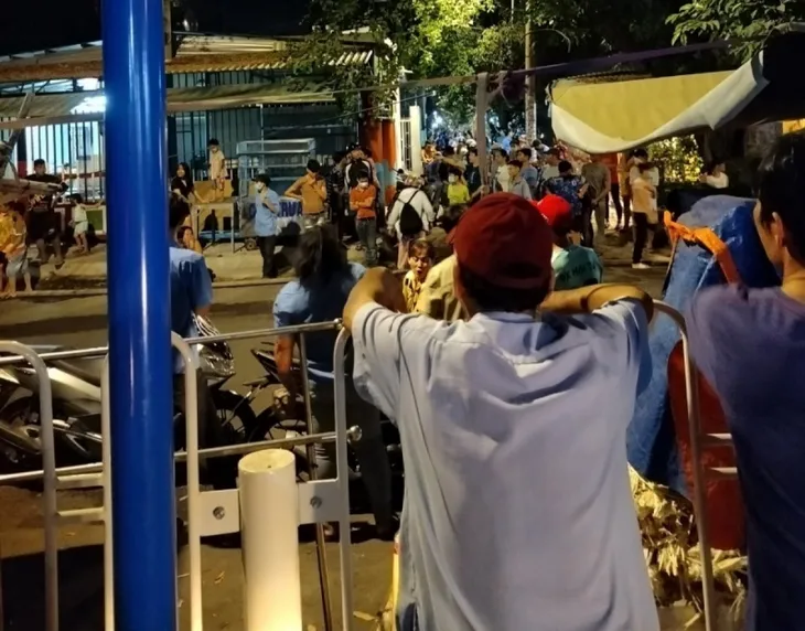 Cháy lớn xưởng gỗ tại TP Hồ Chí Minh - Ảnh 3. Cháy lớn xưởng gỗ tại TP Hồ Chí Minh - Ảnh 3.