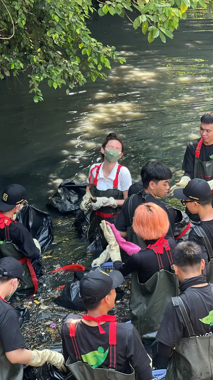 Hoa hậu Thùy Tiên lội kênh hôi thối nhặt rác - Ảnh 2. Hoa hậu Thùy Tiên lội kênh hôi thối nhặt rác - Ảnh 2.