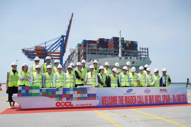Siêu tàu container đến cảng Cái Mép - Thị Vải - Ảnh 2. Siêu tàu container đến cảng Cái Mép - Thị Vải - Ảnh 2.