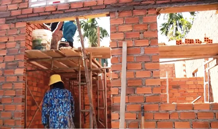 Huy động nguồn lực xây nhà ở cho hộ nghèo - Ảnh 1. Huy động nguồn lực xây nhà ở cho hộ nghèo - Ảnh 1.