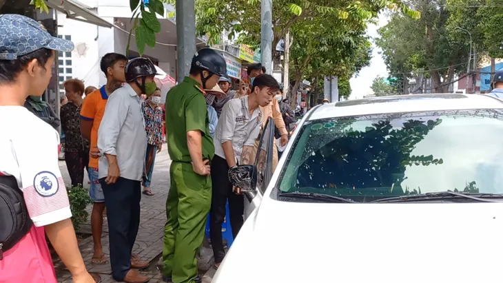 Xe 4 chỗ phạm luật giao thông ở Trà Vinh, bỏ chạy sang Tiền Giang tiếp tục gây tai nạn - Ảnh 1. Xe 4 chỗ phạm luật giao thông ở Trà Vinh, bỏ chạy sang Tiền Giang tiếp tục gây tai nạn - Ảnh 1.