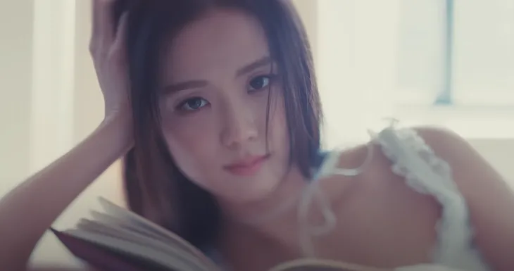 Jisoo (BLACKPINK) biến hóa đầy sắc màu trong MV solo đầu tay - Ảnh 5. Jisoo (BLACKPINK) biến hóa đầy sắc màu trong MV solo đầu tay - Ảnh 5.