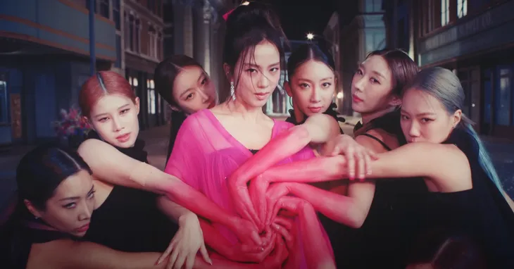 Jisoo (BLACKPINK) biến hóa đầy sắc màu trong MV solo đầu tay - Ảnh 6. Jisoo (BLACKPINK) biến hóa đầy sắc màu trong MV solo đầu tay - Ảnh 6.