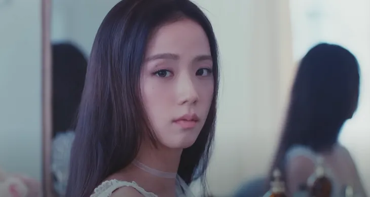 Jisoo (BLACKPINK) biến hóa đầy sắc màu trong MV solo đầu tay - Ảnh 3. Jisoo (BLACKPINK) biến hóa đầy sắc màu trong MV solo đầu tay - Ảnh 3.