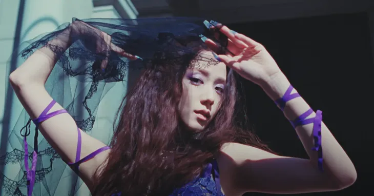 Jisoo (BLACKPINK) biến hóa đầy sắc màu trong MV solo đầu tay - Ảnh 7. Jisoo (BLACKPINK) biến hóa đầy sắc màu trong MV solo đầu tay - Ảnh 7.