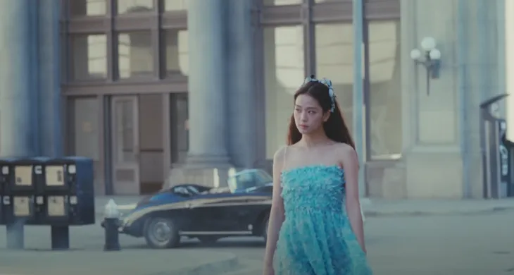 Jisoo (BLACKPINK) biến hóa đầy sắc màu trong MV solo đầu tay - Ảnh 8. Jisoo (BLACKPINK) biến hóa đầy sắc màu trong MV solo đầu tay - Ảnh 8.