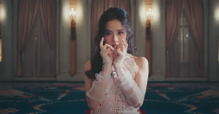 Jisoo (BLACKPINK) biến hóa đầy sắc màu trong MV solo đầu tay - Ảnh 4. Jisoo (BLACKPINK) biến hóa đầy sắc màu trong MV solo đầu tay - Ảnh 4.