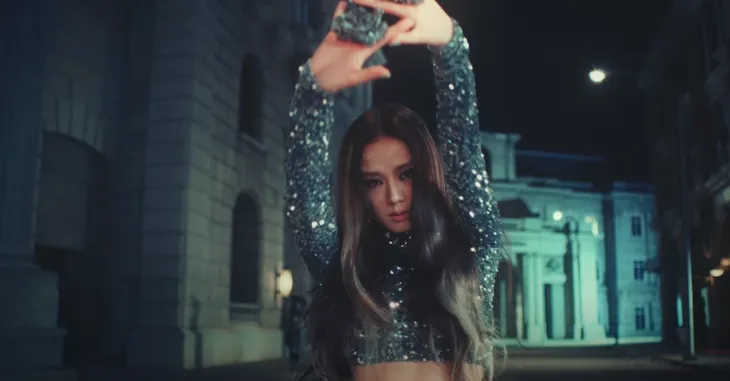 Jisoo (BLACKPINK) biến hóa đầy sắc màu trong MV solo đầu tay - Ảnh 9. Jisoo (BLACKPINK) biến hóa đầy sắc màu trong MV solo đầu tay - Ảnh 9.