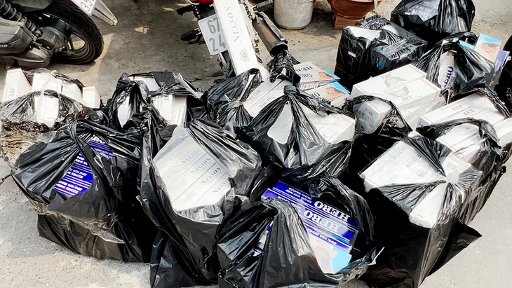 Phá 2 án vụ buôn lậu trong đêm, thu giữ gần 5.000 bao thuốc lá lậu - Ảnh 2.