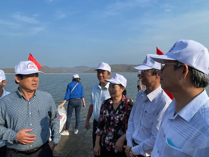 Bình Thuận: Thả hơn 60.000 con cá giống nước ngọt để tái tạo nguồn lợi thủy sản. - Ảnh 1. Bình Thuận: Thả hơn 60.000 con cá giống nước ngọt để tái tạo nguồn lợi thủy sản. - Ảnh 1.