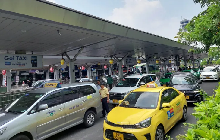 Cảng vụ hàng không miền Nam yêu cầu TCP dừng thu phí taxi vào sân bay Tân Sơn Nhất - Ảnh 1. Cảng vụ hàng không miền Nam yêu cầu TCP dừng thu phí taxi vào sân bay Tân Sơn Nhất - Ảnh 1.