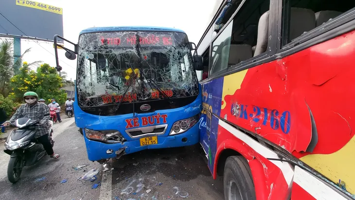Tiền Giang: 2 xe buýt tông nhau trên Quốc lộ 1A, 3 người nhập viện - Ảnh 2. Tiền Giang: 2 xe buýt tông nhau trên Quốc lộ 1A, 3 người nhập viện - Ảnh 2.