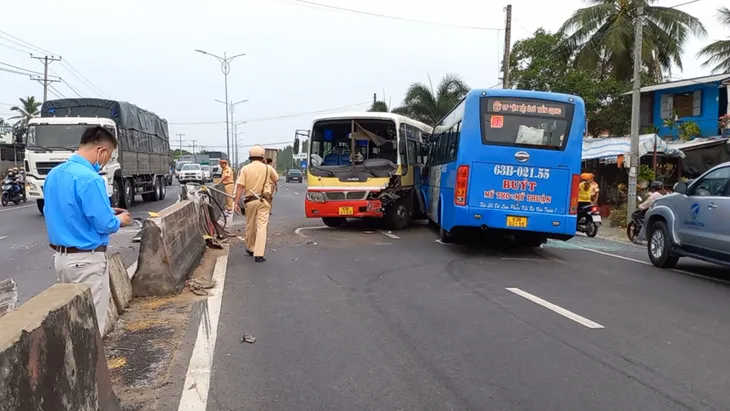 Tiền Giang: 2 xe buýt tông nhau trên Quốc lộ 1A, 3 người nhập viện - Ảnh 1. Tiền Giang: 2 xe buýt tông nhau trên Quốc lộ 1A, 3 người nhập viện - Ảnh 1.