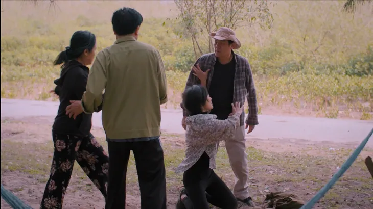 Cuộc đời vẫn đẹp sao - Tập 5: Bố mẹ đẻ chì chiết, cướp tiền khi thấy Luyến về quê - Ảnh 9. Cuộc đời vẫn đẹp sao - Tập 5: Bố mẹ đẻ chì chiết, cướp tiền khi thấy Luyến về quê - Ảnh 9.