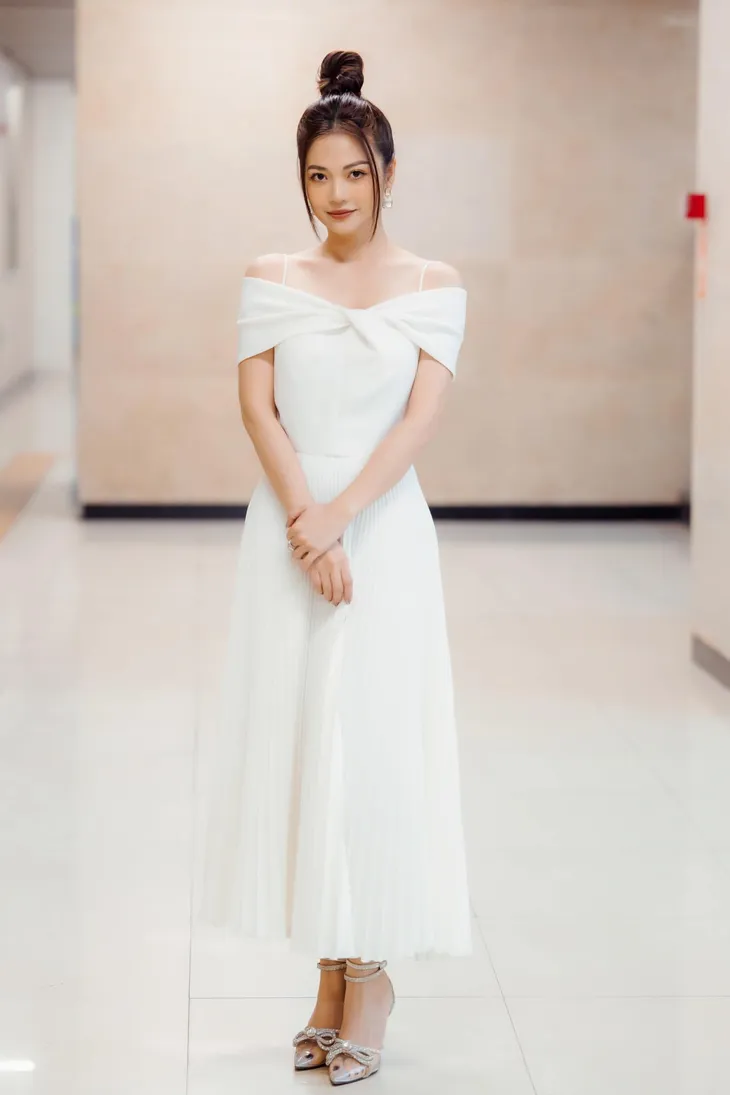 Phong cách gợi cảm, quyến rũ của chị dâu cả Kiều Anh Gia đình mình vui bất thình lình - Ảnh 9. Phong cách gợi cảm, quyến rũ của chị dâu cả Kiều Anh Gia đình mình vui bất thình lình - Ảnh 9.
