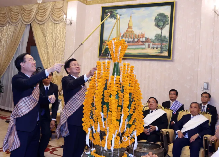 Chủ tịch nước Võ Văn Thưởng dự Lễ buộc chỉ cổ tay tại Lào - Ảnh 1. Chủ tịch nước Võ Văn Thưởng dự Lễ buộc chỉ cổ tay tại Lào - Ảnh 1.