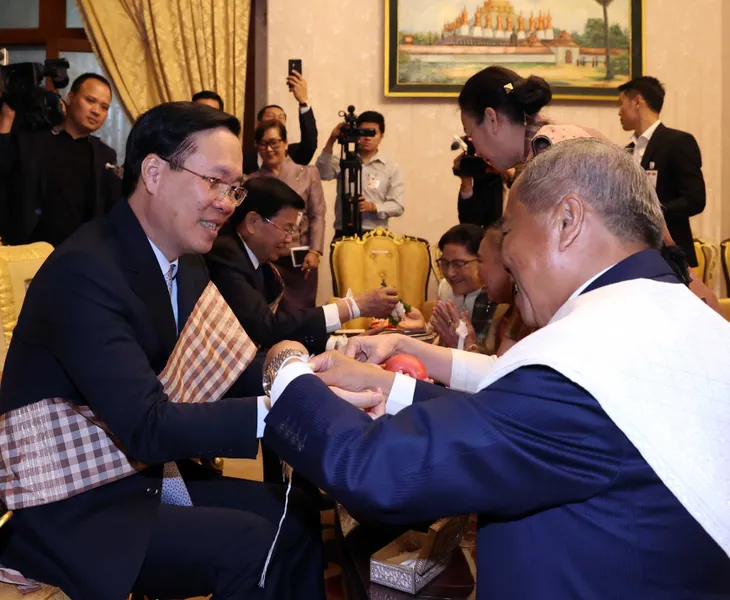 Chủ tịch nước Võ Văn Thưởng dự Lễ buộc chỉ cổ tay tại Lào - Ảnh 2. Chủ tịch nước Võ Văn Thưởng dự Lễ buộc chỉ cổ tay tại Lào - Ảnh 2.