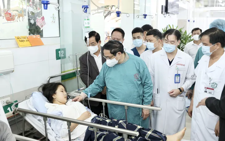 Thủ tướng kiểm tra đột xuất một số bệnh viện lớn - Ảnh 1. Thủ tướng kiểm tra đột xuất một số bệnh viện lớn - Ảnh 1.