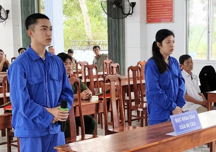 Phạt tù hai vợ chồng cướp tiệm vàng - Ảnh 1. Phạt tù hai vợ chồng cướp tiệm vàng - Ảnh 1.