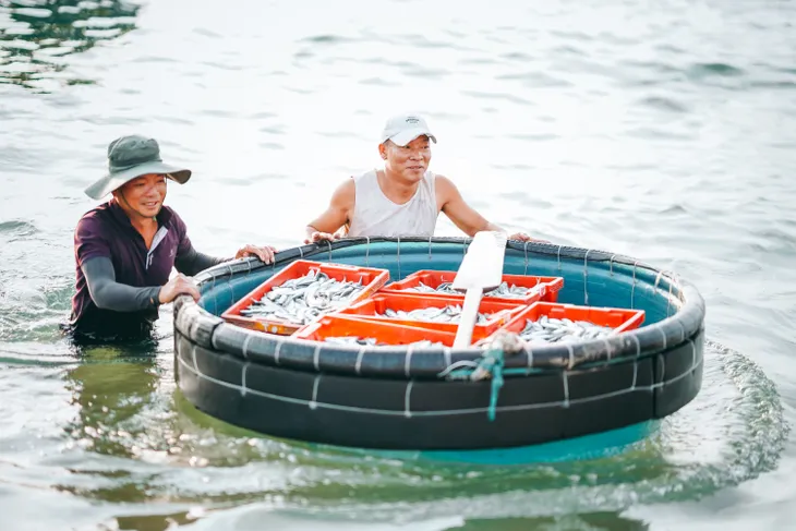 Đợi cá lúc bình minh ở làng chài Nhân Trạch - Ảnh 5. Đợi cá lúc bình minh ở làng chài Nhân Trạch - Ảnh 5.
