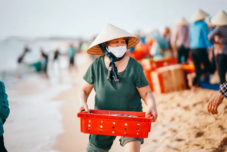 Đợi cá lúc bình minh ở làng chài Nhân Trạch - Ảnh 12. Đợi cá lúc bình minh ở làng chài Nhân Trạch - Ảnh 12.