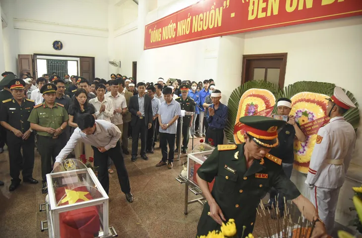 Truy điệu, an táng 2 hài cốt liệt sĩ hi sinh trong Chiến dịch Điện Biên Phủ - Ảnh 1. Truy điệu, an táng 2 hài cốt liệt sĩ hi sinh trong Chiến dịch Điện Biên Phủ - Ảnh 1.