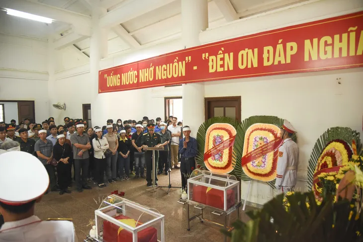 Truy điệu, an táng 2 hài cốt liệt sĩ hi sinh trong Chiến dịch Điện Biên Phủ - Ảnh 2. Truy điệu, an táng 2 hài cốt liệt sĩ hi sinh trong Chiến dịch Điện Biên Phủ - Ảnh 2.