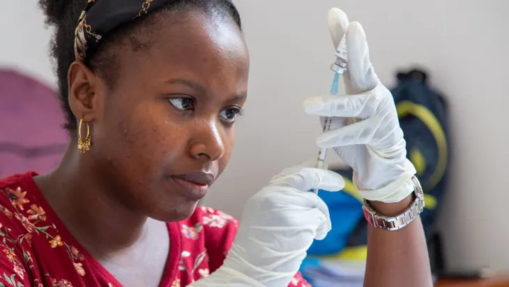 Ghana trở thành quốc gia đầu tiên phê duyệt vaccine sốt rét của Oxford - Ảnh 1. Ghana trở thành quốc gia đầu tiên phê duyệt vaccine sốt rét của Oxford - Ảnh 1.