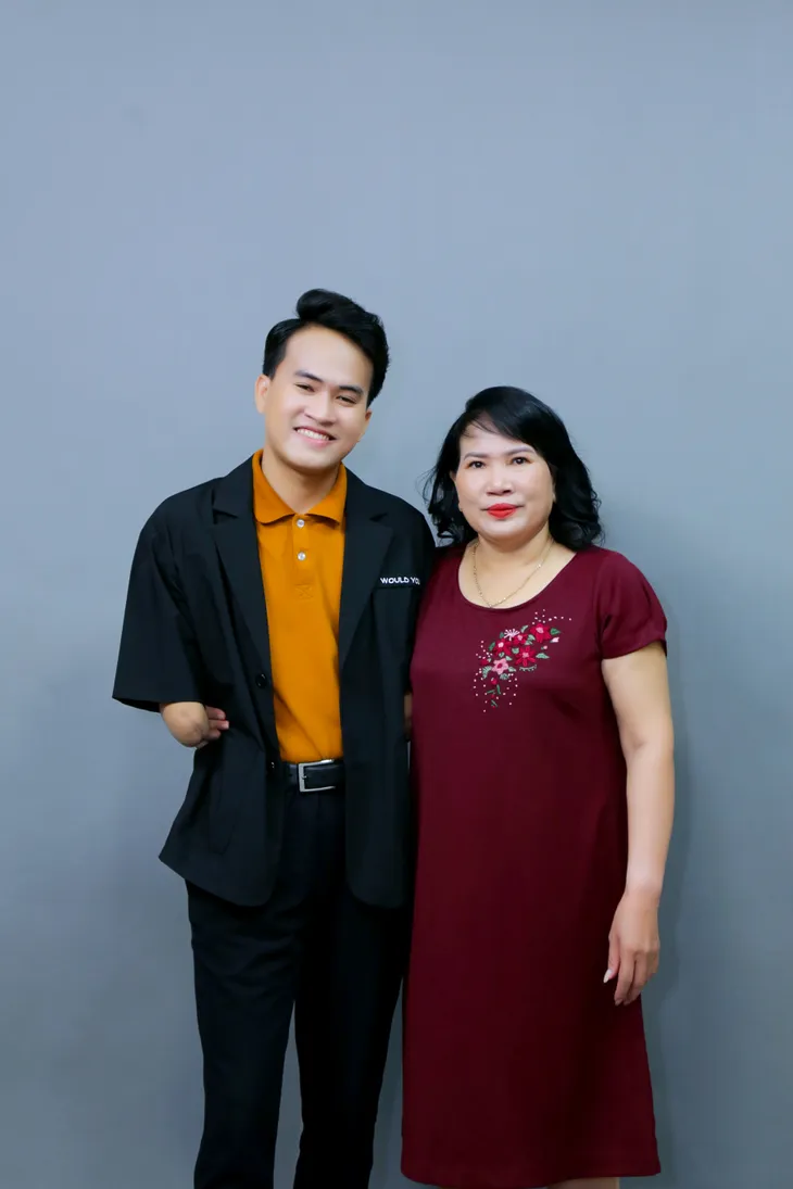 Mảnh ghép hoàn hảo: Người mẹ đau xé lòng khi con bị mất hai cánh tay - Ảnh 6. Mảnh ghép hoàn hảo: Người mẹ đau xé lòng khi con bị mất hai cánh tay - Ảnh 6.