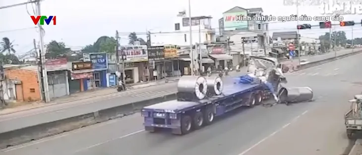 Gỡ vướng xử lý xe chở cuộn tôn, thép không chằng buộc chắc chắn - Ảnh 1. Gỡ vướng xử lý xe chở cuộn tôn, thép không chằng buộc chắc chắn - Ảnh 1.