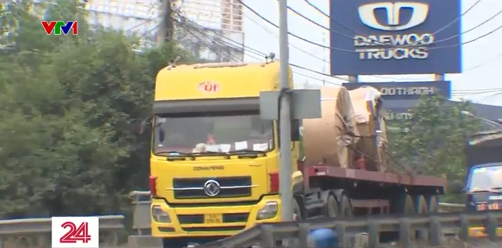 Gỡ vướng xử lý xe chở cuộn tôn, thép không chằng buộc chắc chắn - Ảnh 3. Gỡ vướng xử lý xe chở cuộn tôn, thép không chằng buộc chắc chắn - Ảnh 3.