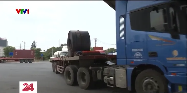 Gỡ vướng xử lý xe chở cuộn tôn, thép không chằng buộc chắc chắn - Ảnh 4. Gỡ vướng xử lý xe chở cuộn tôn, thép không chằng buộc chắc chắn - Ảnh 4.