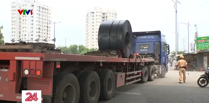 Gỡ vướng xử lý xe chở cuộn tôn, thép không chằng buộc chắc chắn - Ảnh 5. Gỡ vướng xử lý xe chở cuộn tôn, thép không chằng buộc chắc chắn - Ảnh 5.