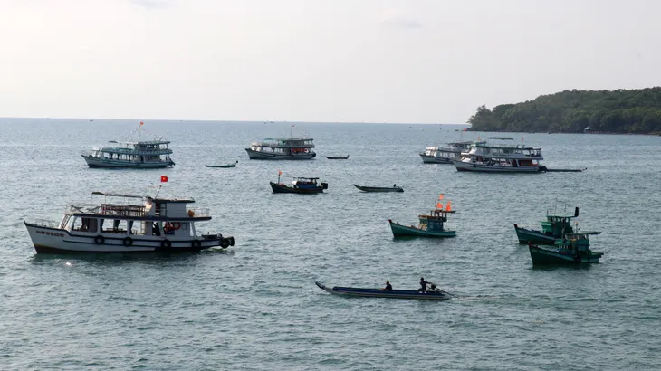 Phú Quốc vắng khách vì giá vé máy bay cao - Ảnh 1. Phú Quốc vắng khách vì giá vé máy bay cao - Ảnh 1.