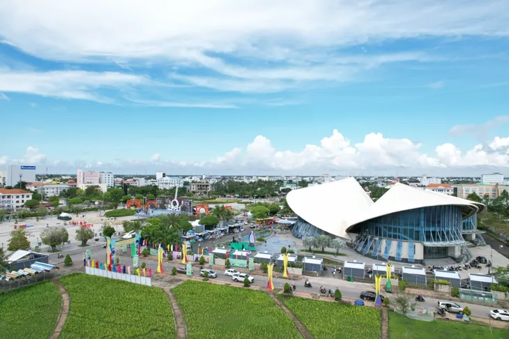 Cách hết chức vụ trong Đảng với Phó Giám đốc Nhà hát Cao Văn Lầu - Ảnh 1.