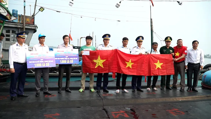 Phối hợp thực hiện công tác dân vận Cảnh sát biển đồng hành với ngư dân - Ảnh 1. Phối hợp thực hiện công tác dân vận Cảnh sát biển đồng hành với ngư dân - Ảnh 1.