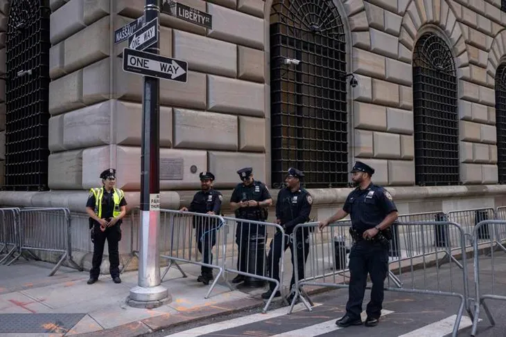 Cựu Tổng thống Trump trả lời các câu hỏi trong 7 giờ về vụ kiện gian lận ở New York - Ảnh 2.
